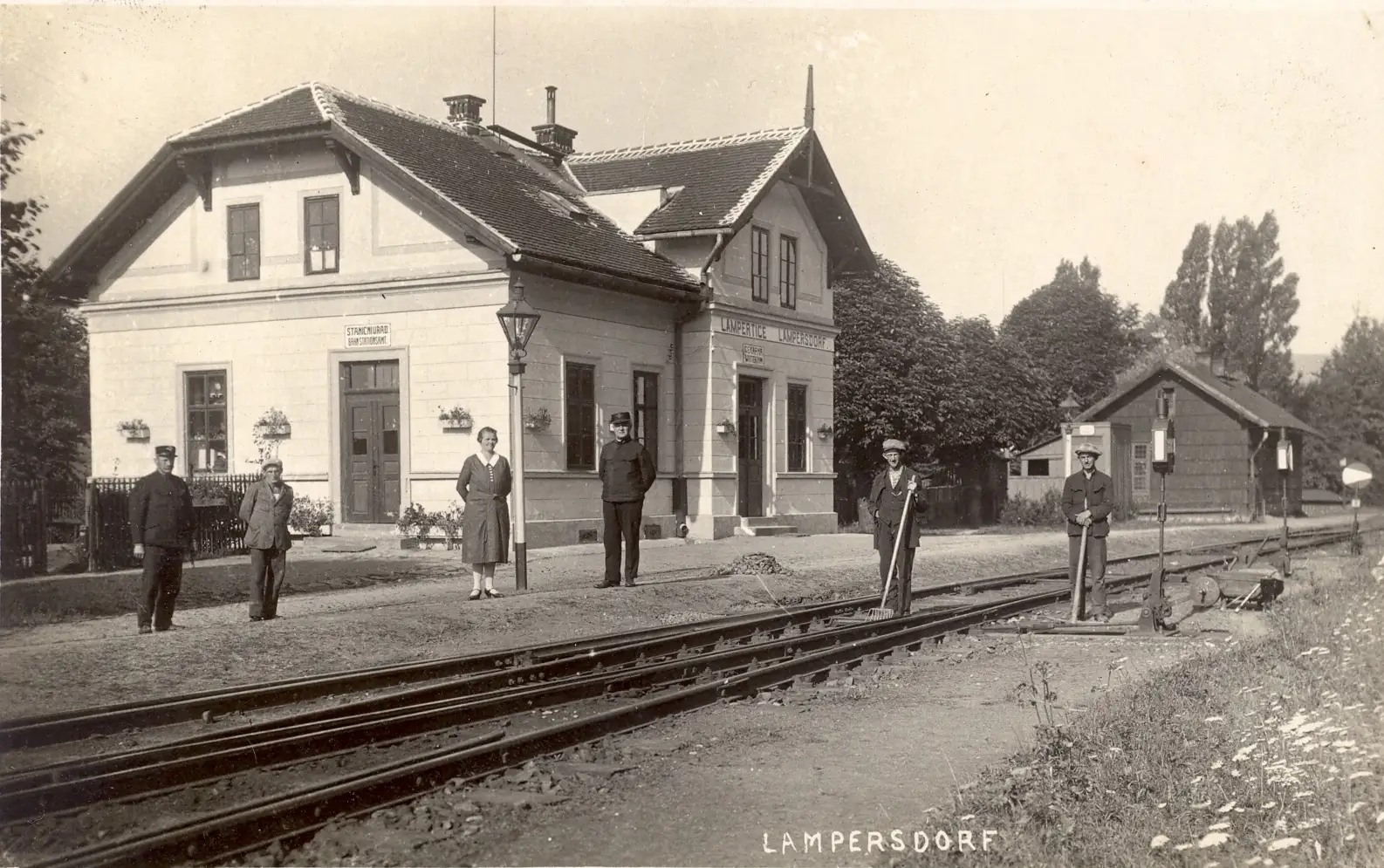 Nádraží v Lamperticích s železničáři a místními obyvateli v roce 1931
